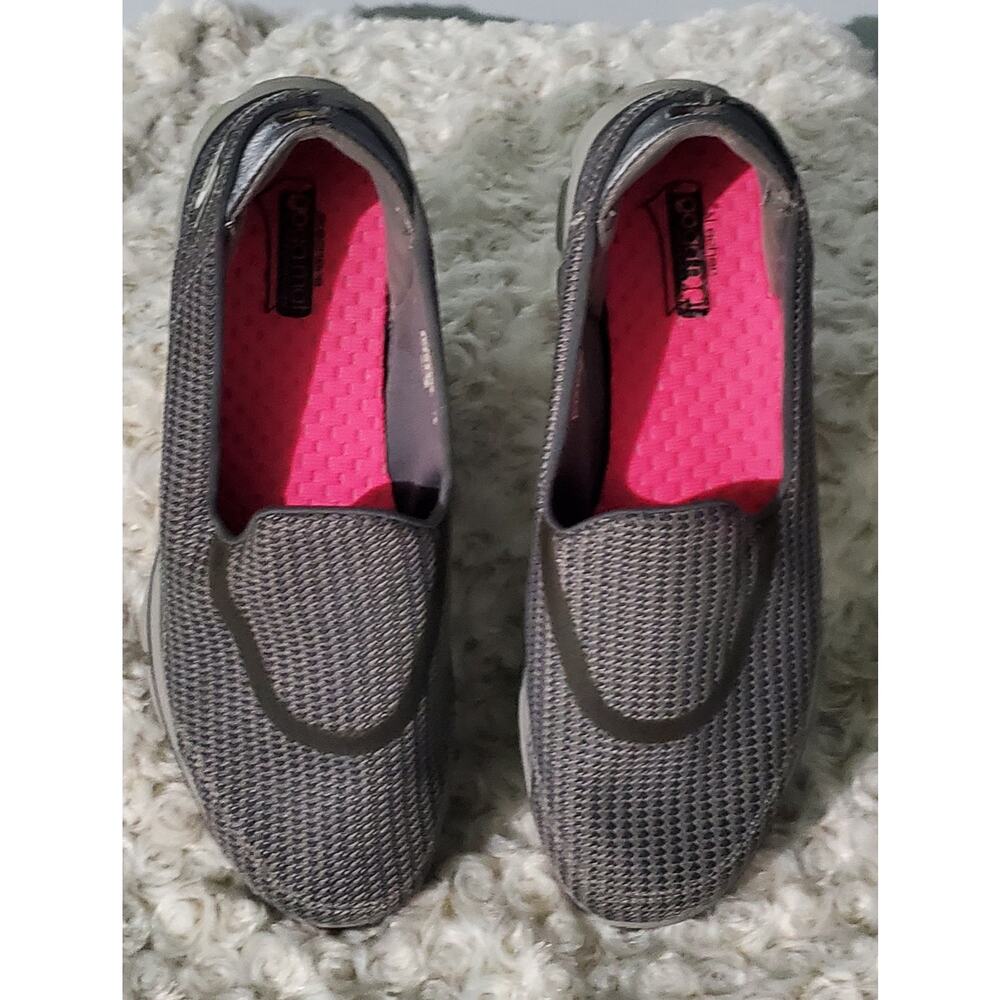 😺 Skechers Womens Gray and Pink Slip-On Sneaker Size 9.5 Comfortable leisure